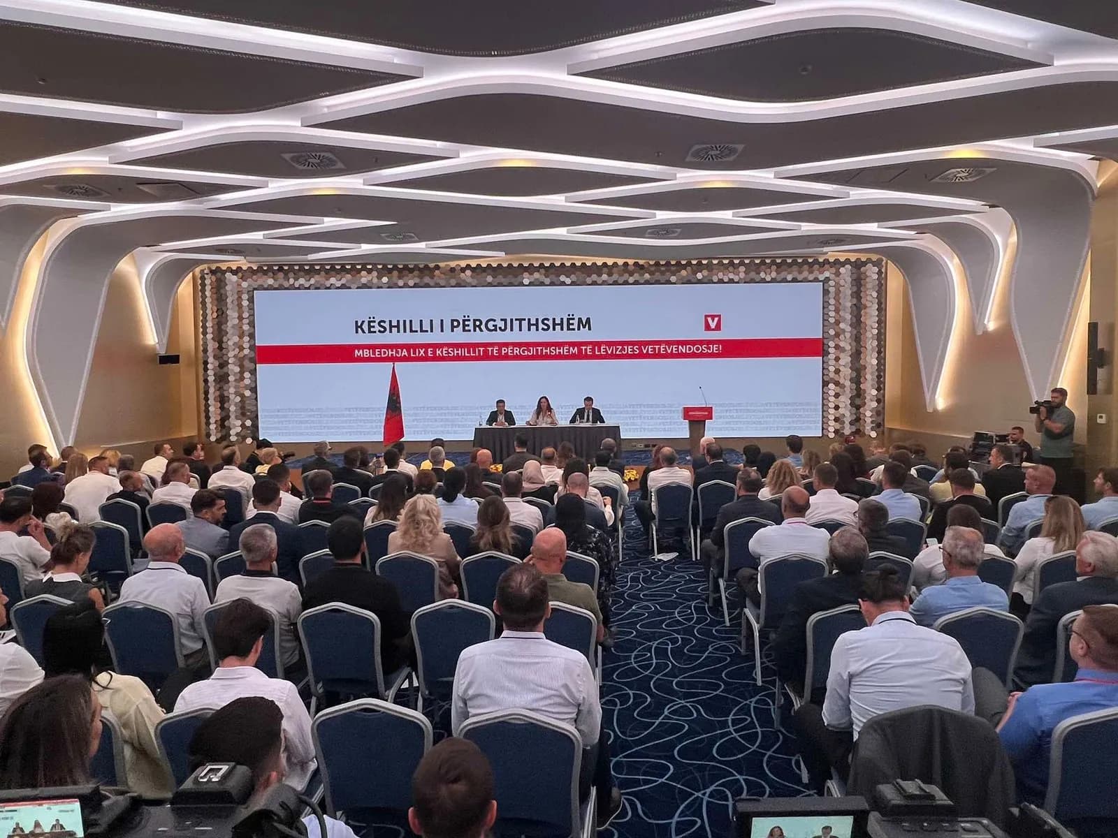 VV nis mbledhjen e Këshillit të Përgjithshëm veç me himin kombëtar shqiptar