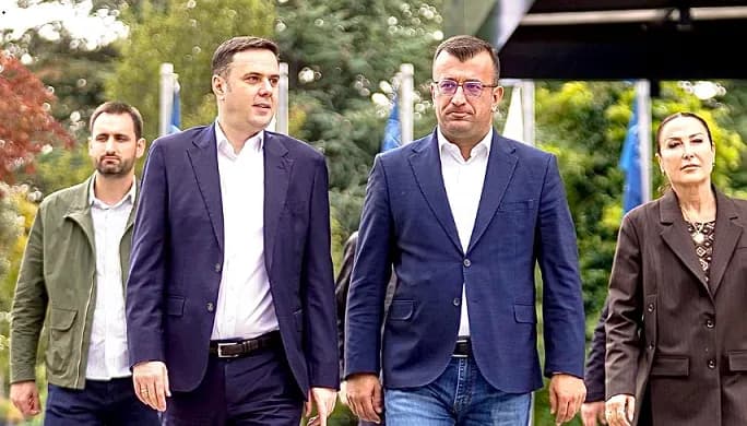 Abdixhiku për kafe në Istog, uron Feratin për fitore: Na bë siç di ti, krenarë e faqebardhë