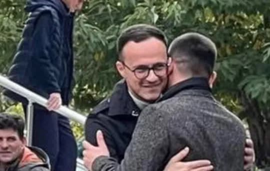 Alban Hyseni i VV-së e Arian Tahirin i PDK-së shihen së bashku të përqafuar në Mitrovicë