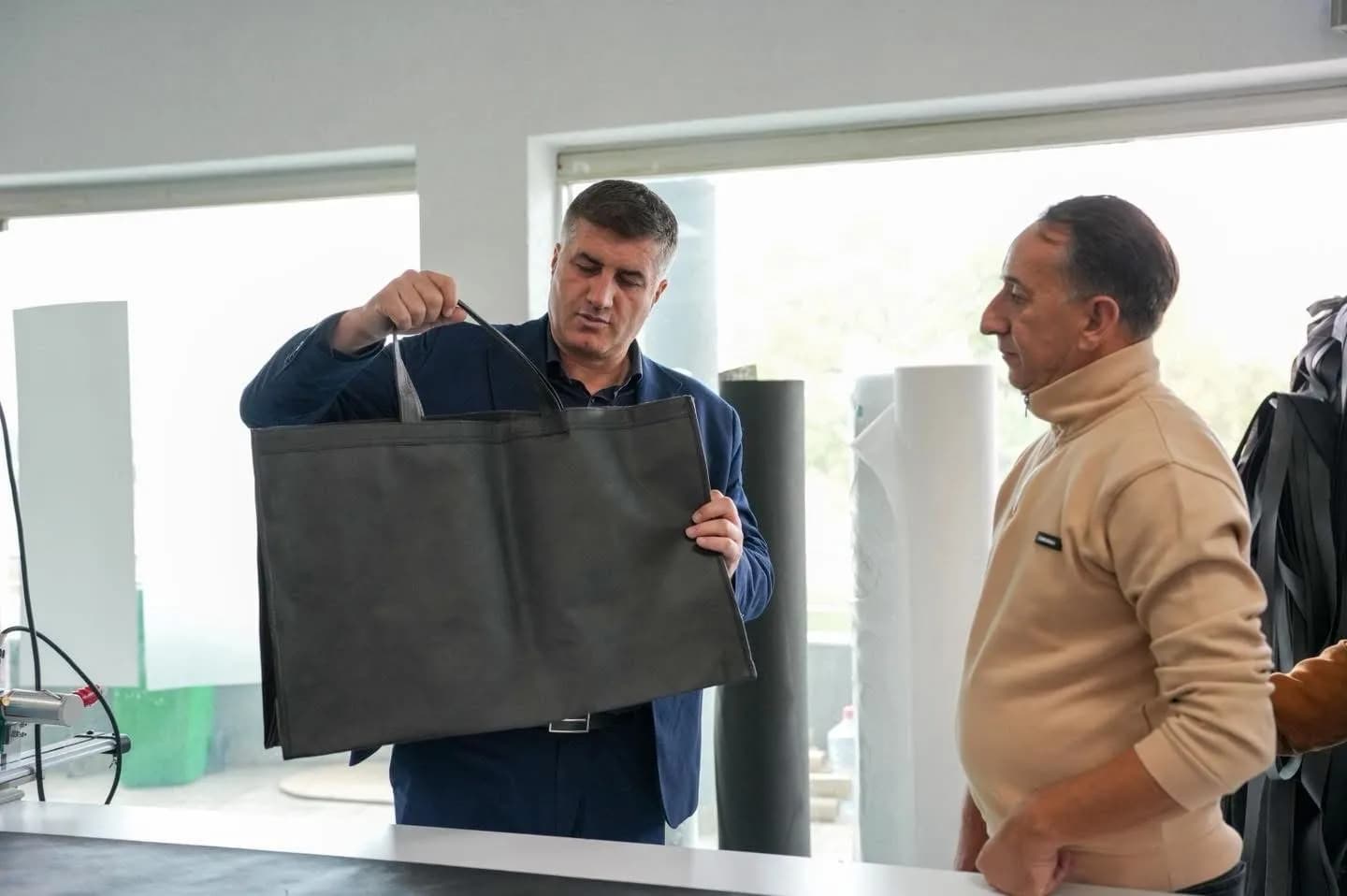 Ardian Shala viziton një nga bizneset prodhuese lokale në Gjinoc: Premton mbështetje të fuqishme për sipërmarrësit në Suharekë
