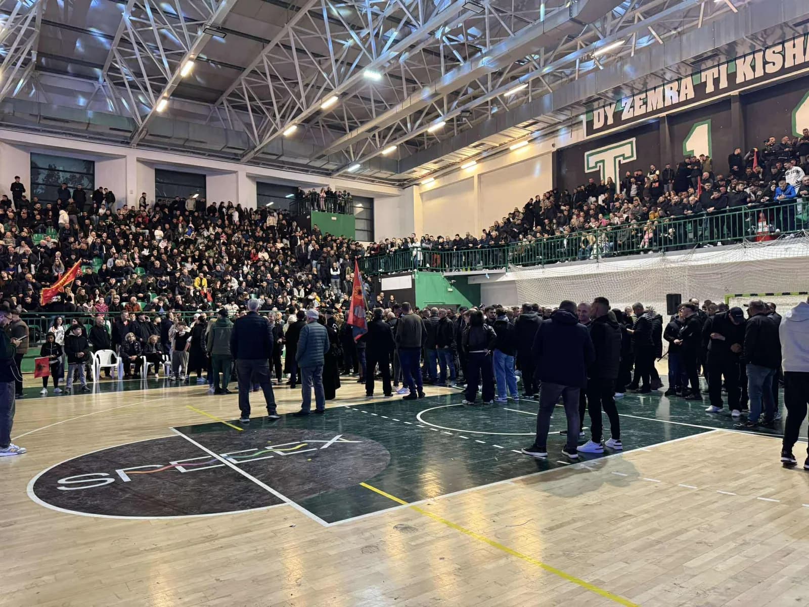 Arian Tahiri nis festën, palestra “Minatori” mbushet me mbështetës