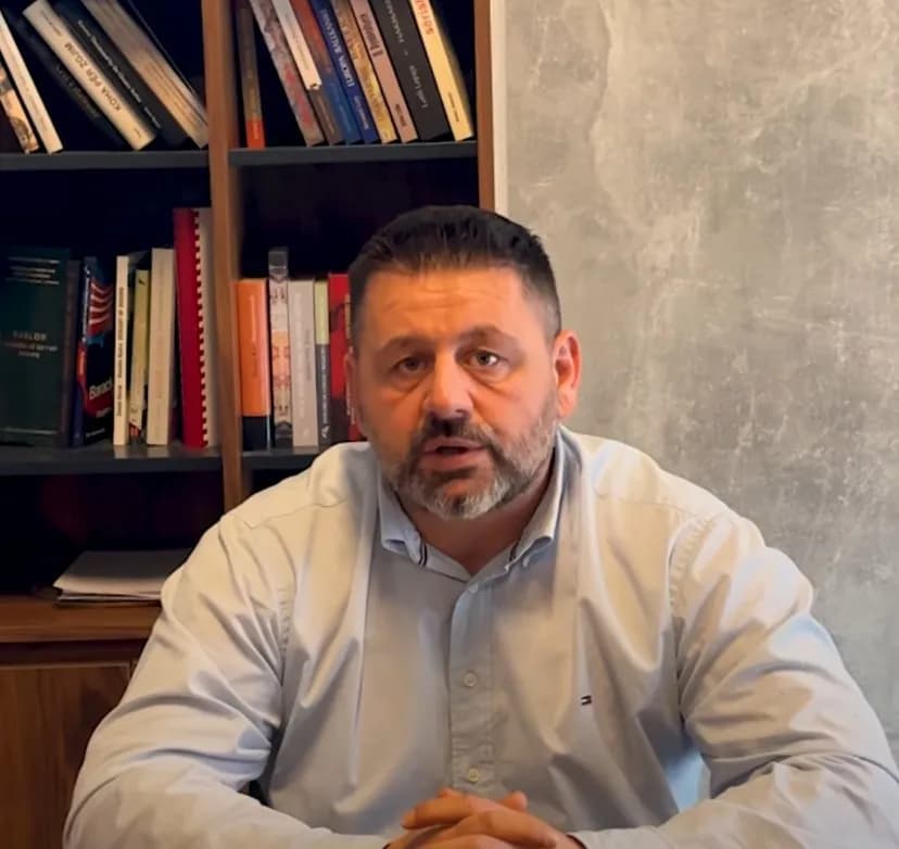 Bekë Berisha ndan përvojen e tij më personat e varur nga alkooli në Prishtinë, ja se çka premton ai për ta
