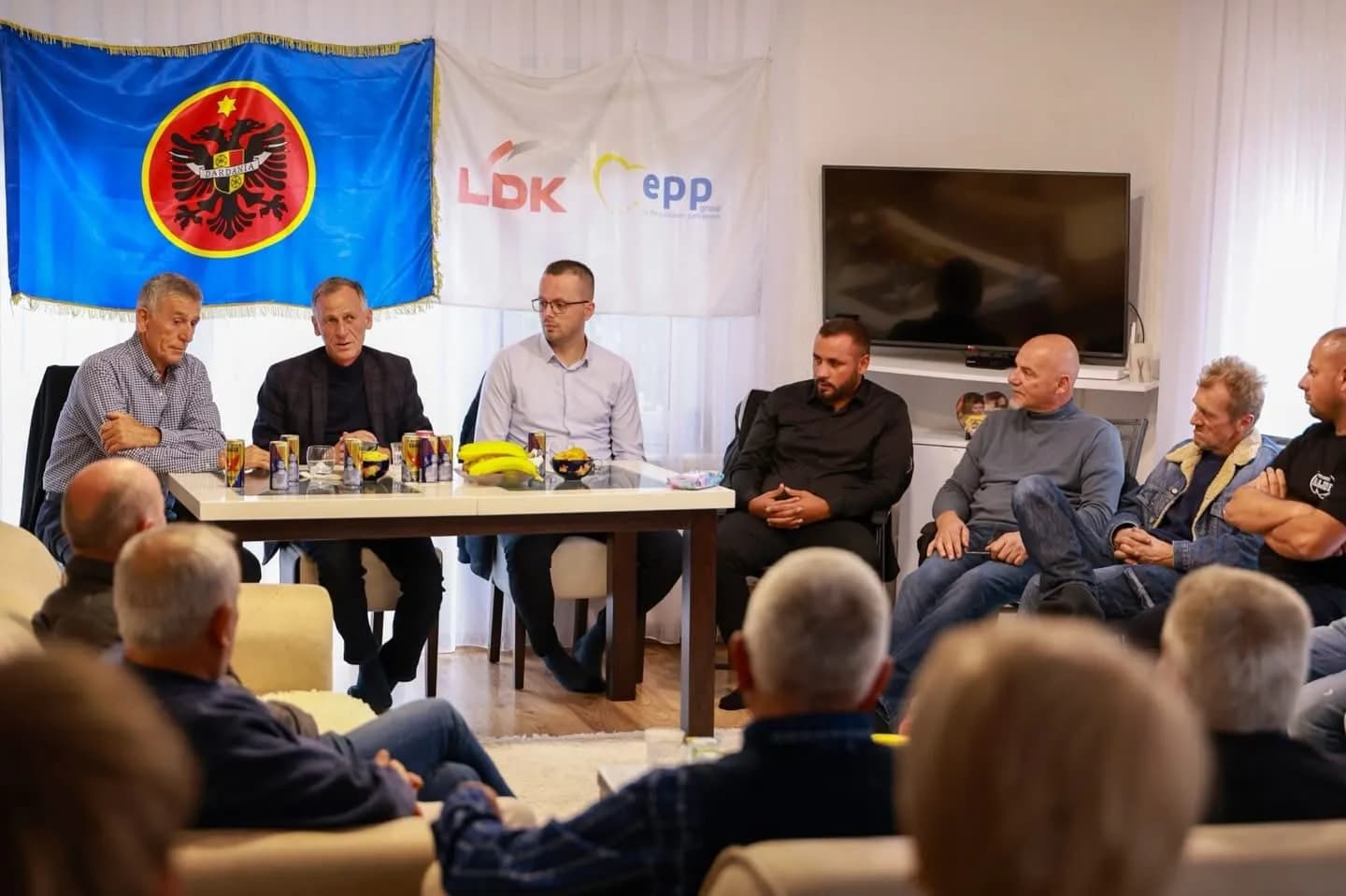 Besnik Osmani mirëpritet në familjen Konjuhi, ia konfirmojnë mbështetjen në zgjedhjet për kryetar