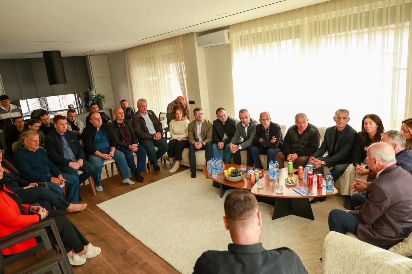 Besnik Osmani pritet me dyer të hapura në shtëpitë e Fushë Kosovës, familja Bullatovci ia konfirmon përkrahjen e palëkundur
