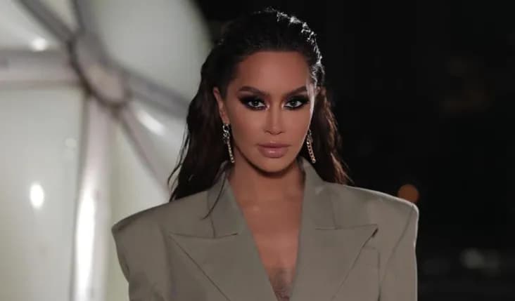 Dafina shkëlqen me format e saj perfekte, por gjithë vëmendjen e rrëmben bebushi