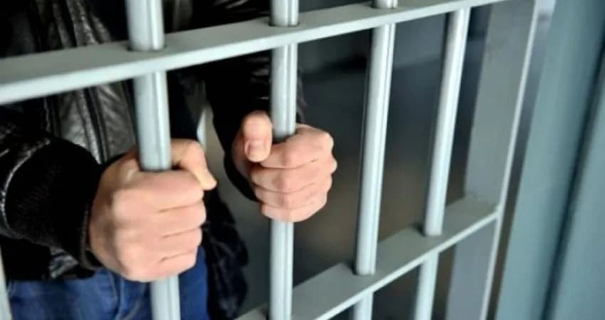 Detyroi të miturën të kryente akte seksuale dhe e incizoi, një muaj paraburgim për të dyshuarin