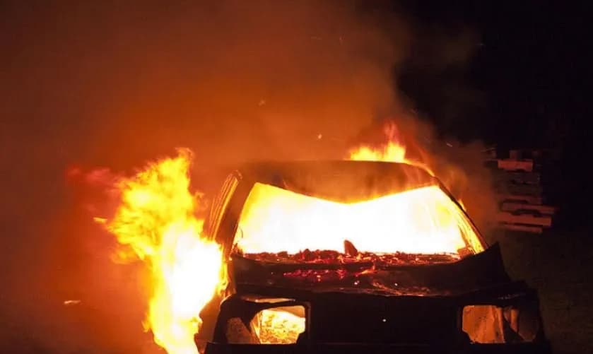 Digjen pesë automjete në një autosallon në Graçanicë, arrestohet i dyshuari