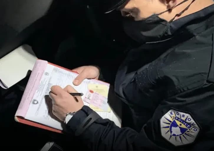 Dy të rinj në mes të natës zhvillojnë gara shpejtësie, Policia i kap në Ferizaj – ky është dënimi