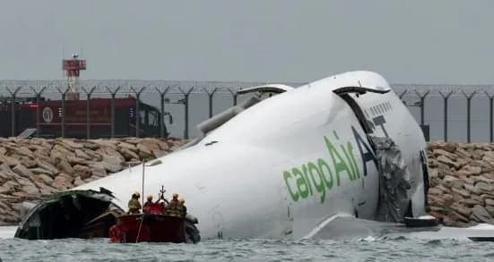 Dy të vdekur pasi një aeroplan aksidentohet me një automjet në Hong Kong