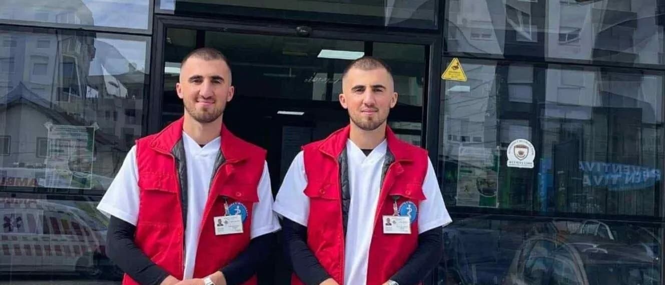 E rrallë: Dy vëllezër binjakë në Emergjencën e QKMF-së në Skenderaj shërbejnë me përkushtim dhe profesionalizëm
