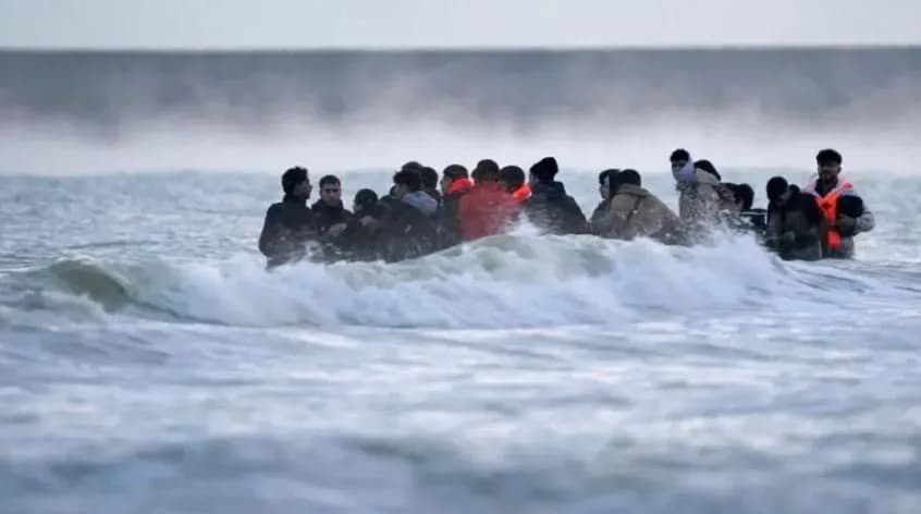 Emigranti i larguar në Francë kthehet në Mbretërinë e Bashkuar me një varkë të vogël