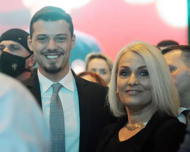 Endrit Thaçi ende s’e ka gjetur dashurinë: “Kur ta gjej, do të flasë së pari me nënën…”
