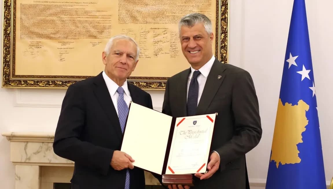 Gjenerali Wesley Clark konfirmohet edhe zyrtarisht si dëshmitar i mbrojtjes së Hashim Thaçit