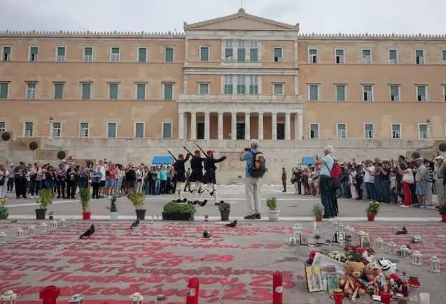 Greqia ndalon protestat pranë një memoriali jashtë parlamentit