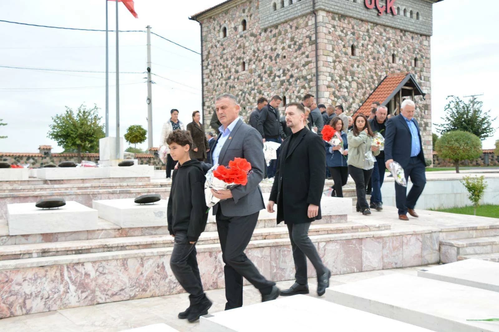 Homazhe në Gllogjan, bashkëluftëtarë e familjarë nderojnë ish-eprorin e UÇK-së, Avdi mujaj