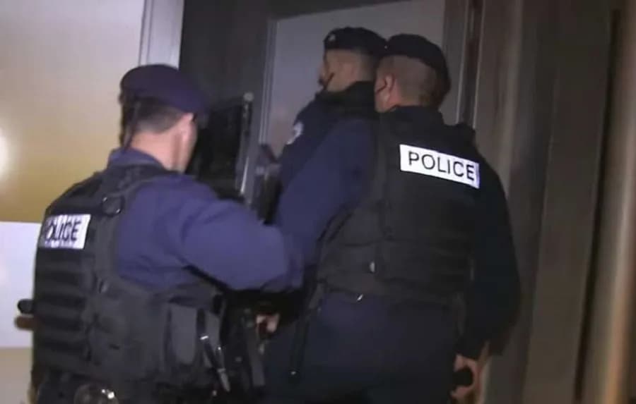 Kamenicë: Konfiskohen armë, granatë dore, drogë dhe rreth 345 fishekë në shtëpitë e tre personave