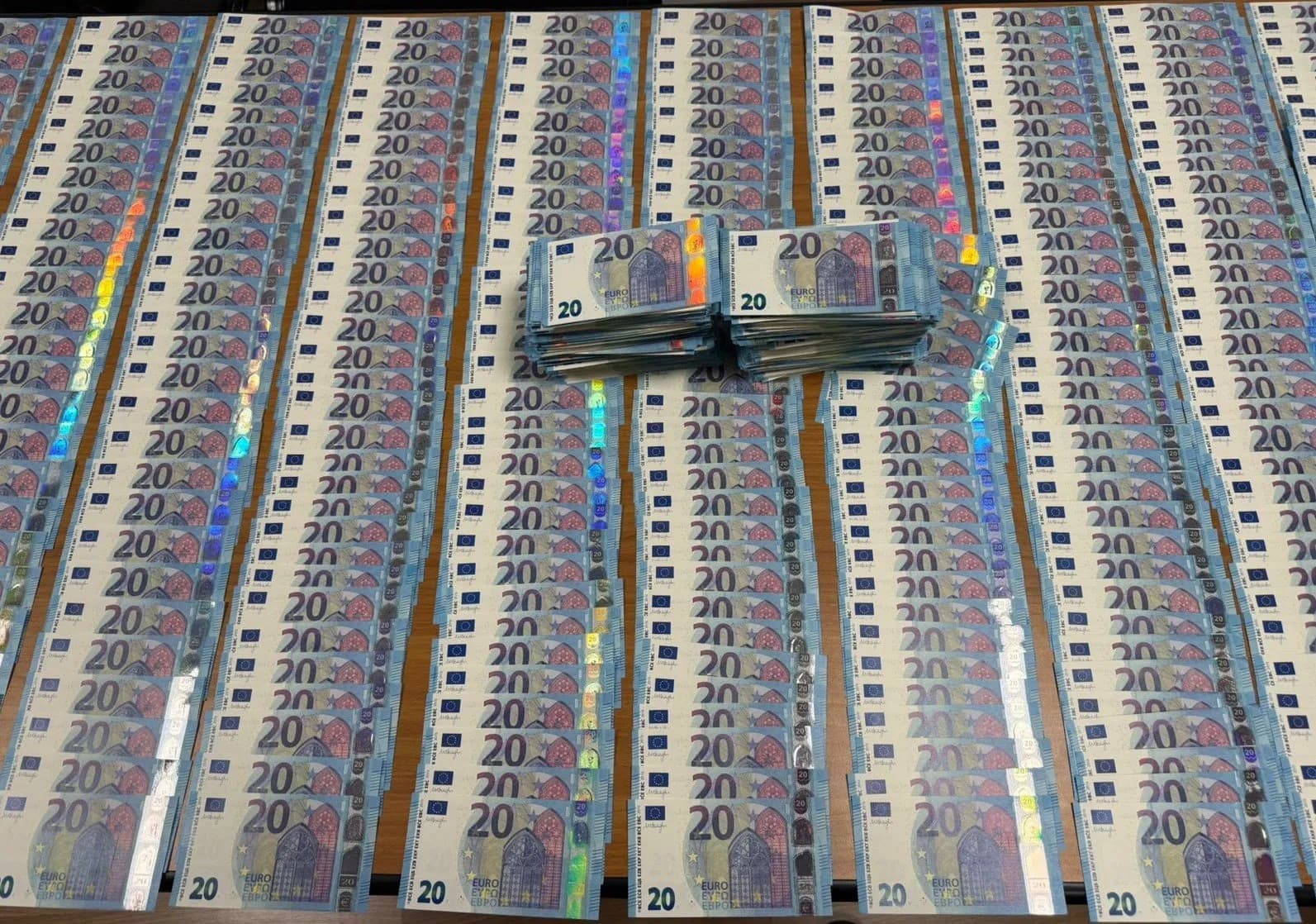 Kërkohet paraburgim për dy të dyshuarit që u kapën me 40 mijë euro të falsifikuara
