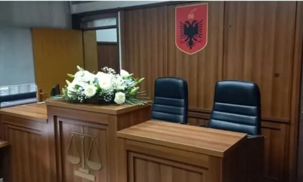 Kolegët nderojnë gjyqtarin Astrit Kalaja, lule në sallën e gjyqit