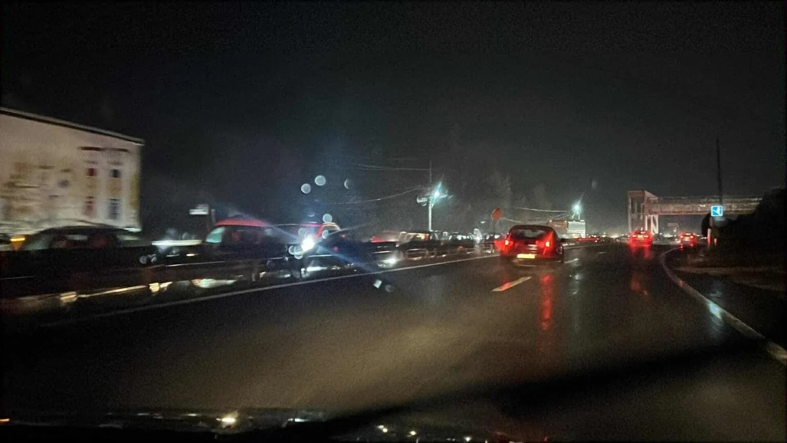 Kolona e gjatë e automjeteve deri në Komoran, shkak një aksident trafiku në Orllan
