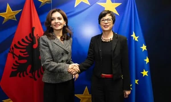 Komisonerja Kos e pret Spiropalin në Bruksel: Shqipëria rast suksesi, mbështesim ambicien për mbylljen e negociatave brenda 2027
