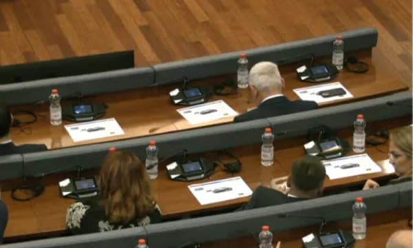 Kurti mungon në sallë, marrëveshje s’ka me askënd, seanca po vonohet qe një orë