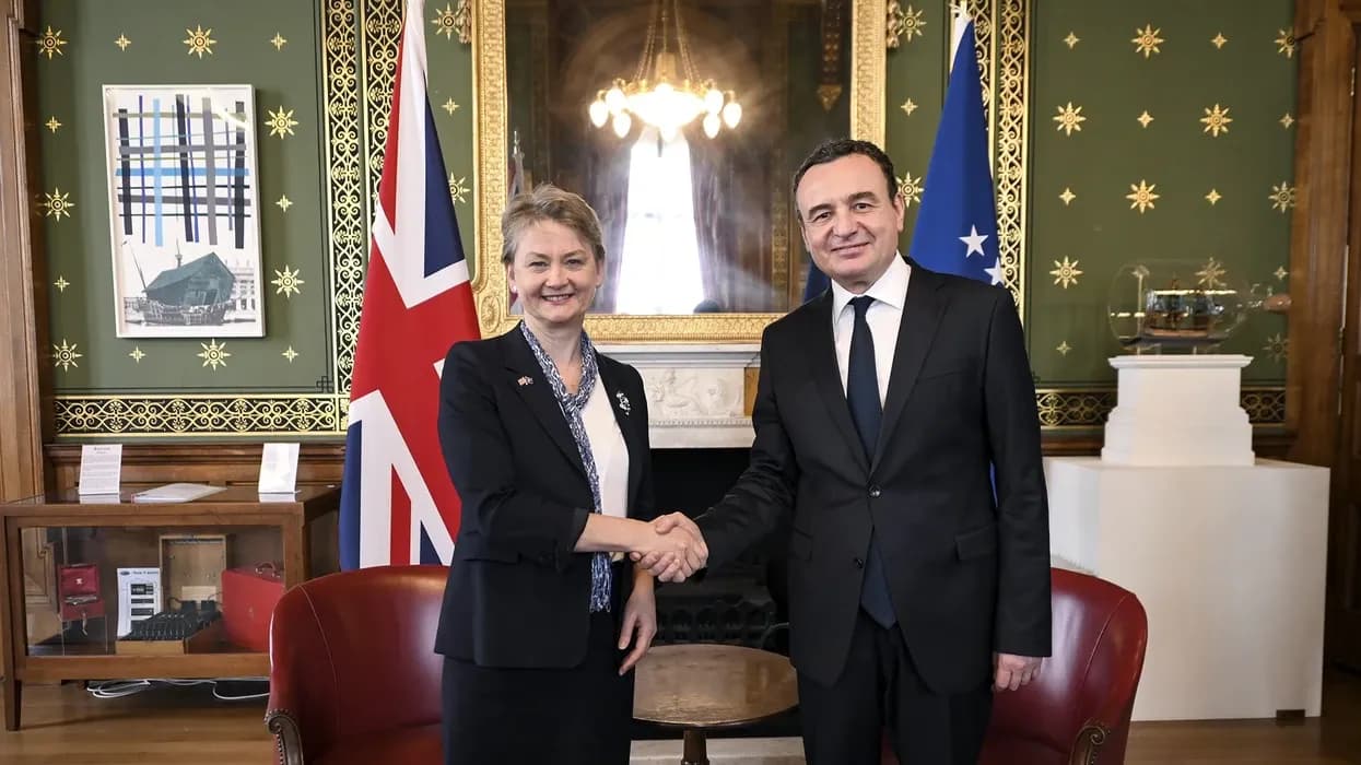 Kurti takon sekretaren britanike: Partneriteti me Britaninë, kyç për mbrojtje nga lufta hibride e Rusisë