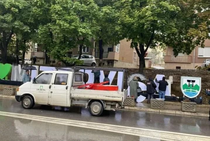 Largimi i mbishkrimit në Mitrovicë, vjen reagimi i Marko Gjuriq