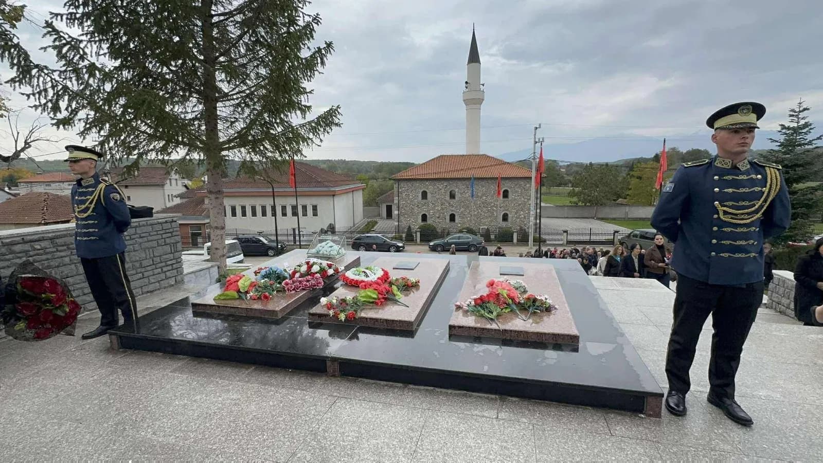 Mbahen homazhe në nder të 28 vjetorit të rënies heroike të dëshmorit Adrian Krasniqi