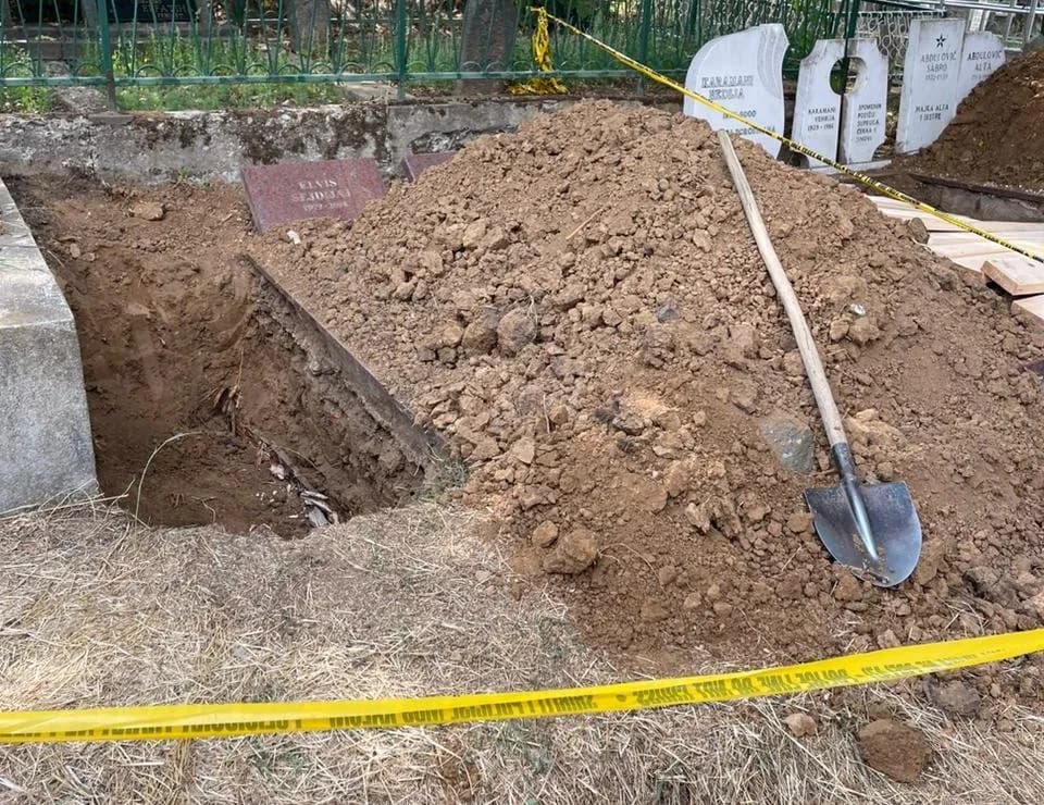 Mbetjet mortore në Veri u gjetën në një batanije nga një familje që po gërmonte varrin e një familjari