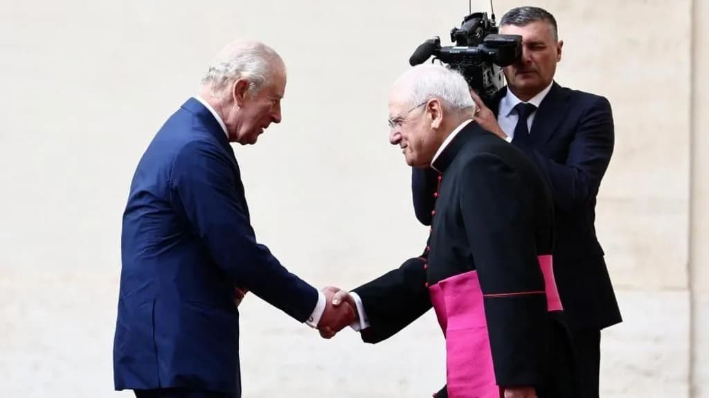 Mbreti Charles mbërrin në Vatikan për t’u takuar me Papa Leon
