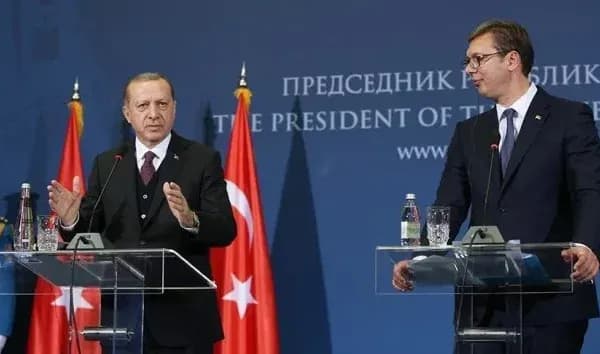 Mediumi turk: Dronët turq për Kosovën testojnë “epokën e artë” të marrëdhënieve të Ankarasë me Beogradin