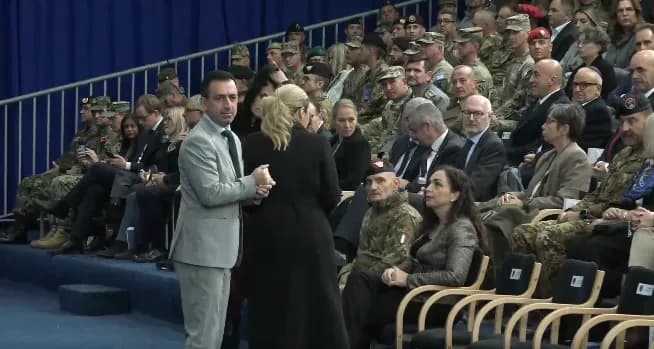 Moment i sikletshëm për të parin e Kuvendit, Basha s’mund ta gjejë ulësen në ceremoninë e KFOR