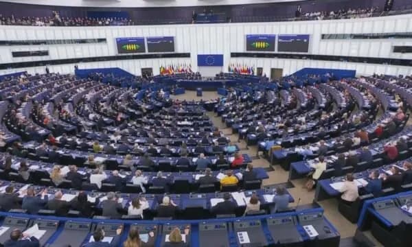 Mori shumicë dërrmuese, Von Der Leyen i mbijeton mocionit të mosbesimit
