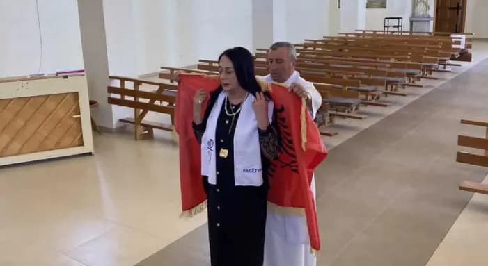 Nga myslimane, konvertohet në të krishterë ish-politikanja Luljeta Pula