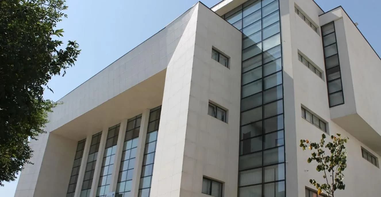 Një muaj paraburgim ndaj të dyshuarit në Gjakovë që sulmoi dy policë