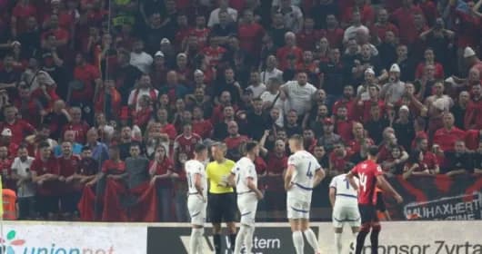 Një tjetër tifoz i arrestuar në Serbi para ndeshjes, kishte një fanellë të UÇK-së?