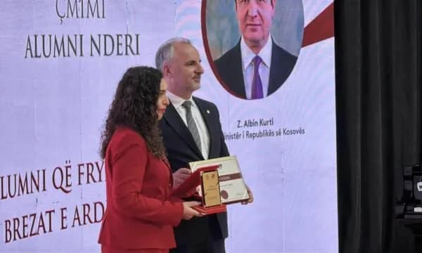 Osmani pranon çmimin Alumni i Nderit nga rektori i UP-së