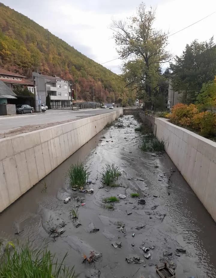 Pamje nga ndotja e rëndë e lumit Trepça- Banorët e Mitrovicës kërkojnë ndërhyrje urgjente