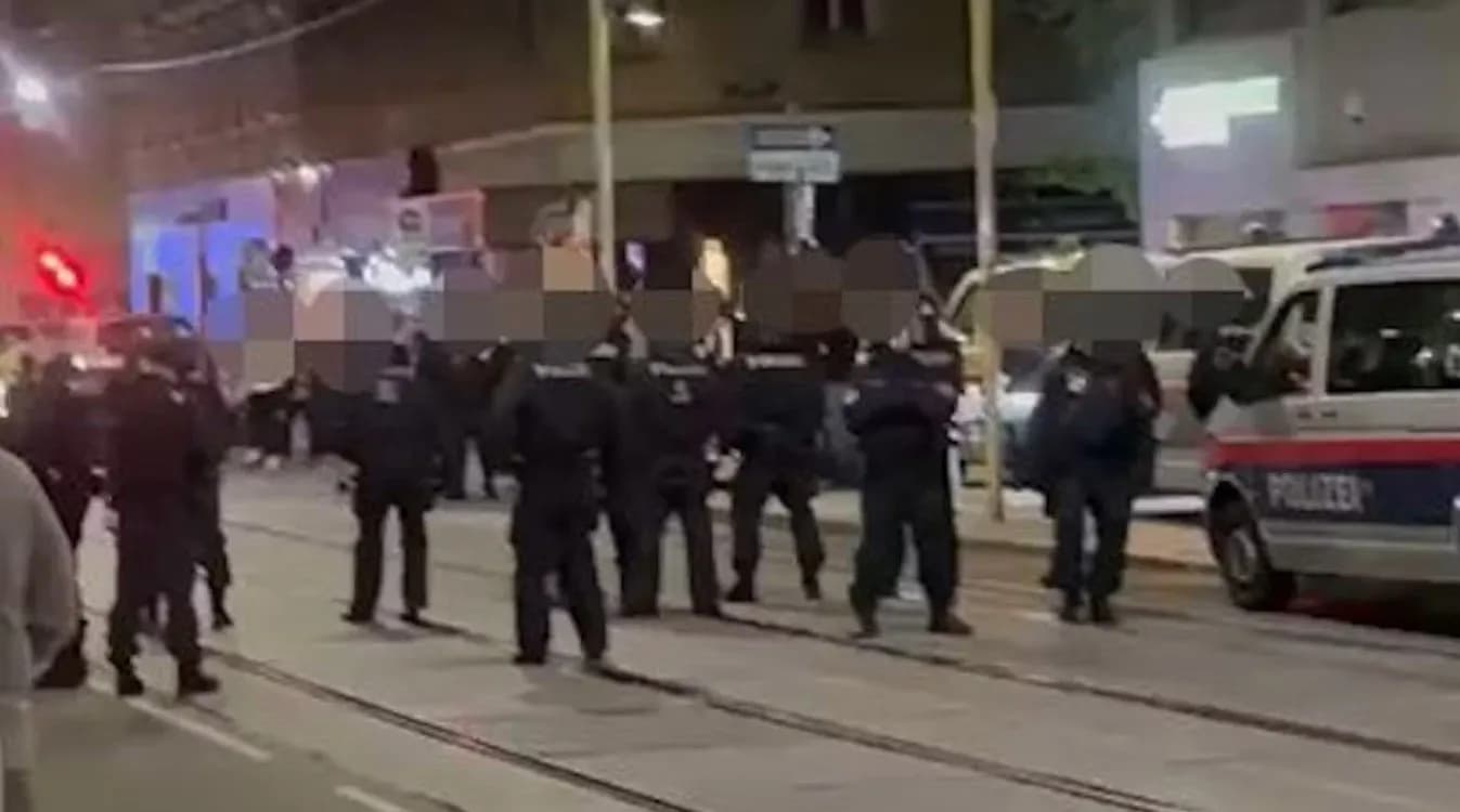 Pamje që s’u panë, shqiptarë e serbë u rrahën në Vjenë pas ndeshjes Serbi-Shqipëri