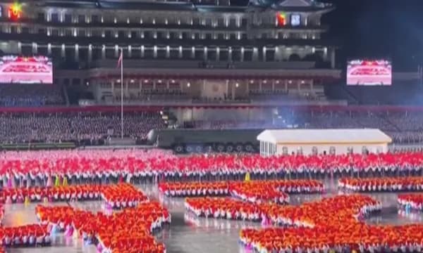 Parada ushtarake e Koresë së Veriut, Kim Jong Un shfaq raketën e re ndërkontinentale