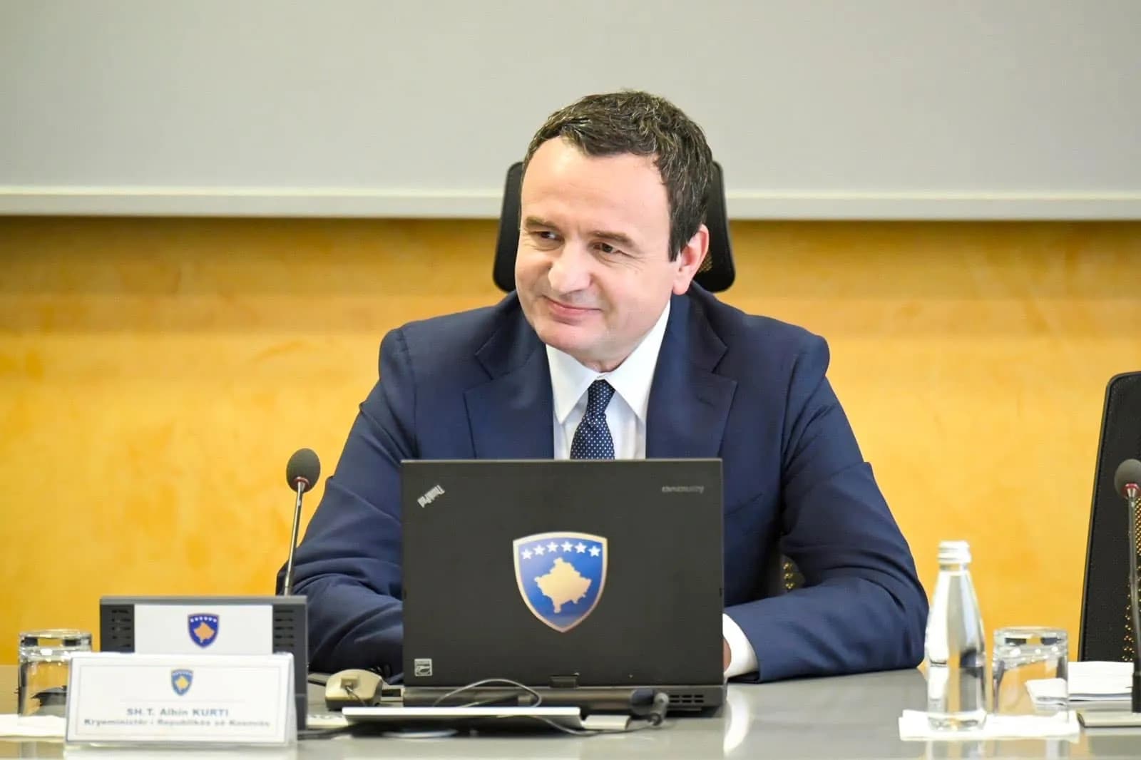 Paralajmëron Kurti: Pagë e 13-të për punonjësit e sektorit publik