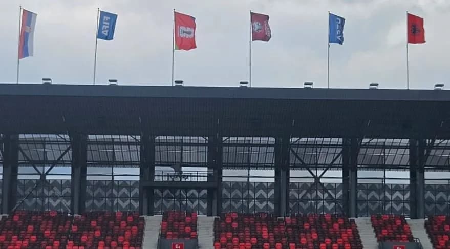 Përballja Shqipëri – Serbi, rivendoset flamuri shqiptar në stadium