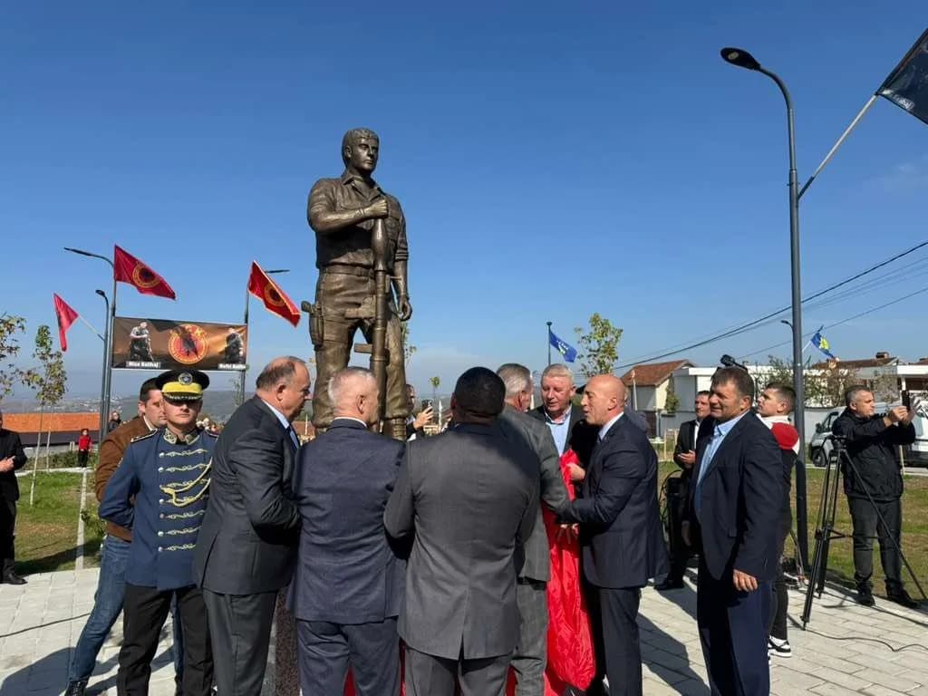 Përurohet shtatorja e heroit Rizah Salihaj në Zabërgjë të Klinës, merr pjesë Haradinaj
