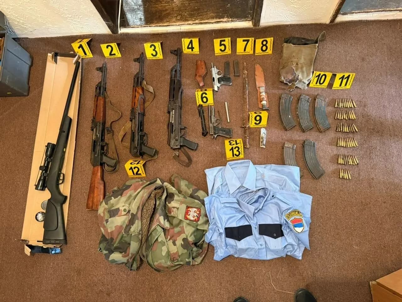 Policia në Leposaviq gjen armatim, xhaketa ushtarake e këmisha të policisë serbe