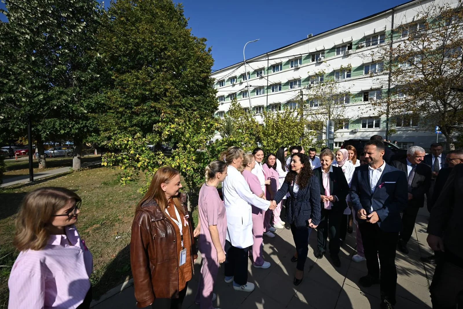 Presidentja dhuron 640 pakot onkologjike për gratë me kancer të gjirit