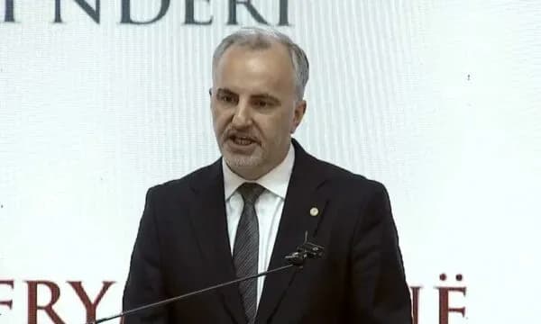 Rektori i UP-së falënderon Osmani e Kurti që gjetën kohë për t’i marrë çmimet: Po na bëni krenarë gjithandej