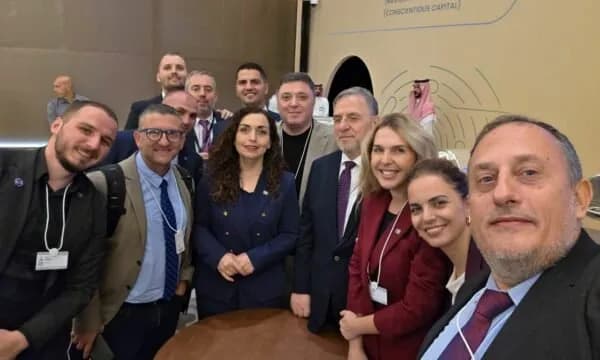 “Rrini në linjë”, këshilltari i Osmanit paralajmëron njohje të reja me një foto nga Siria