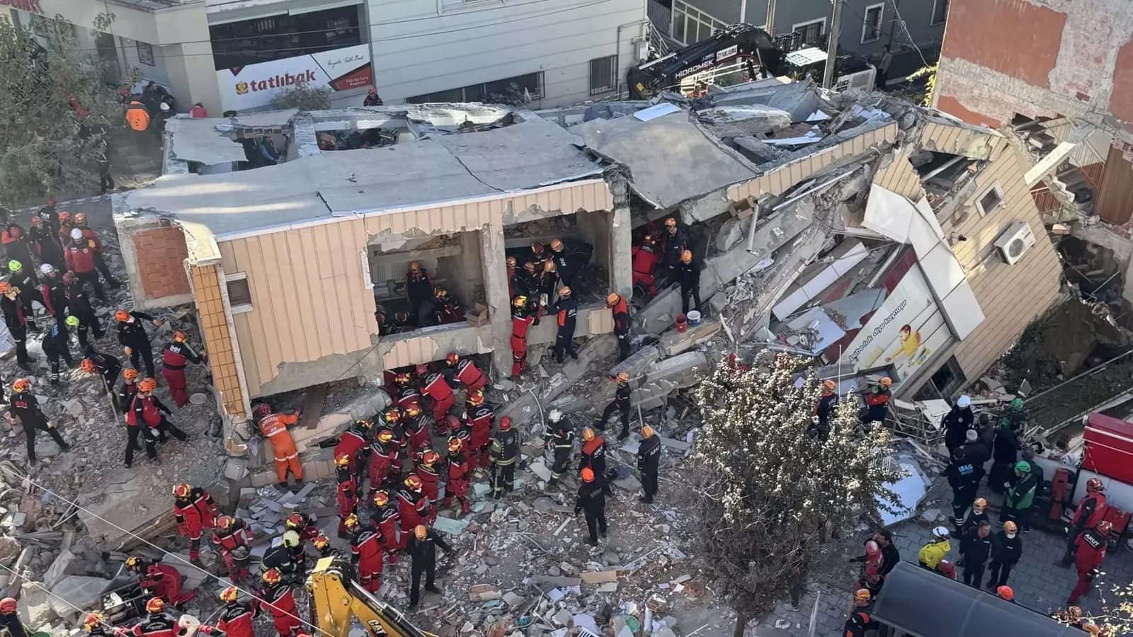 Shembet ndërtesa 7 katëshe në Stamboll, pesë persona mbesin të bllokuar nën rrënoja