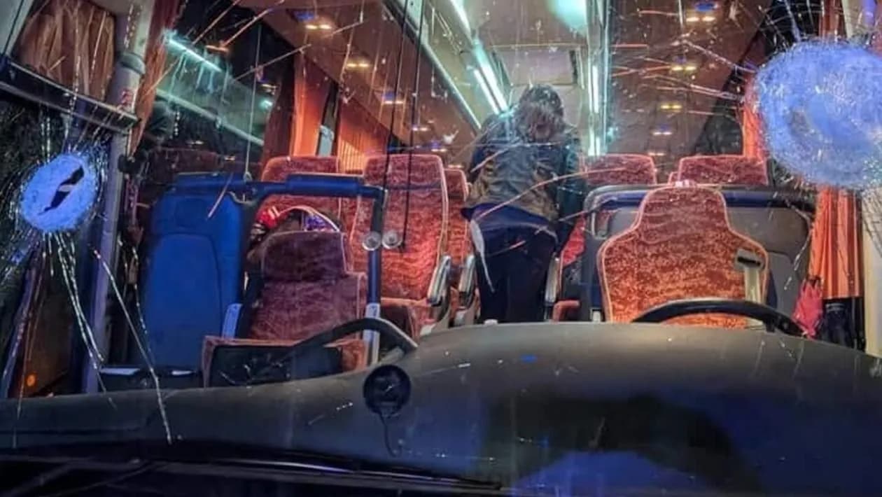 Sulmohet me gurë e tulla autobusi me tifozë në Itali, humb jetën njëri nga dy ngasësit