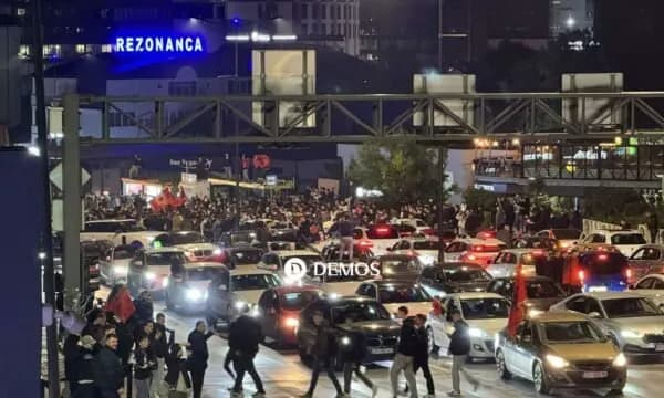 Tifozat në Prishtinë shprehin emocionet ndryshe, nga gëzimi ngjiten mbi semafora e mbi autobus